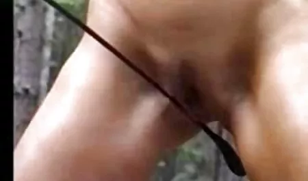 Une femme qui colle un gros site chinois porno sex toy dans le cul et en même temps