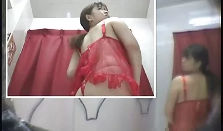 Une fille saute sur le porno les chinois pénis dans le poing