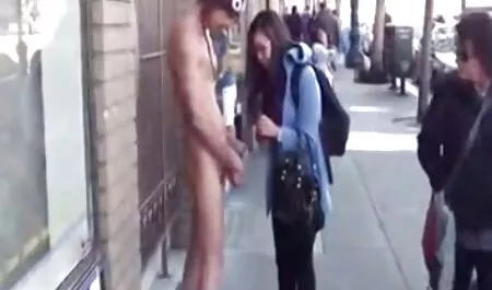 La blonde a jeté la fronde pour le bâtard porno des chinoi sur la table.