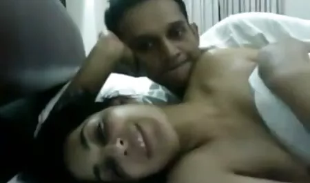 Un homme mangeant une copine poilue filme porno chinois au lit.