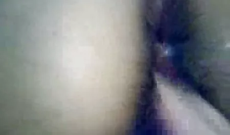 La le porno chinois Double Pénétration conduit à des graines de cheveux bruns