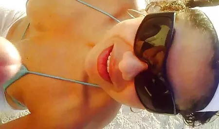 Le maître video porno chinois gratuit est spectaculaire, avec des seins rebondissant sur la bite d'un homme.