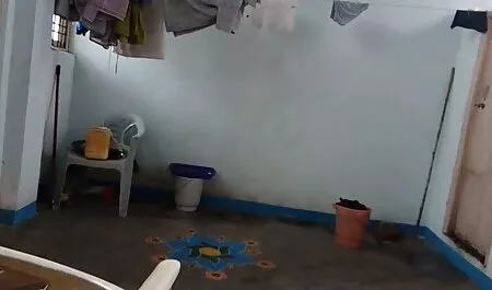 La fille souffle vite dans les vestiaires. free porno chinois