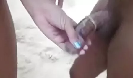 Fille film prono chinois à la peau foncée avec des poils pubiens