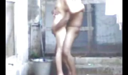 Blonde dans des massage chinois porno vêtements élégants