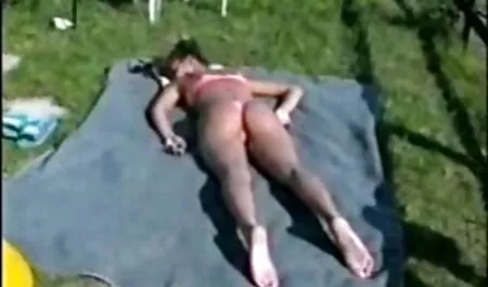 Une porno des chinoi fille avec une jolie silhouette caressant son vagin.