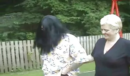Un modèle video xxx chinois rond taquinant son clitoris sur le canapé.