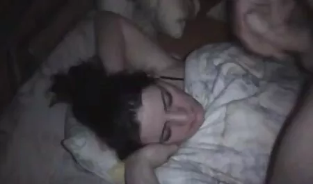 Régulière brune baisée dur les films porno chinois dans le vagin.