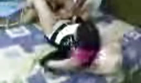 Blonde porno chinois avec de gros seins sur le canapé.