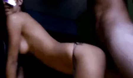 Une fille aux cheveux bruns porno dessin animé chinois donne aux étudiants une gorge juteuse.