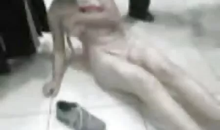 L'homme remplit le sexe dur pour une fille maigre dans site chinois porno le vagin.
