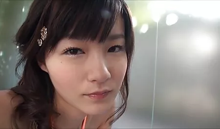 La beauté sex chinois gratuit a enlevé sa jupe et a fait l'amour dans le trou poilu.