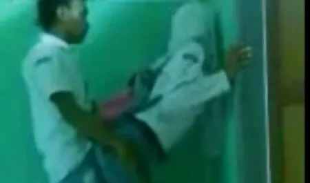 Frapper une pute porno de chinoi dans le vagin.