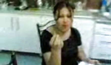 Busty MILF en bas site chinois porno taquineries sur le canapé